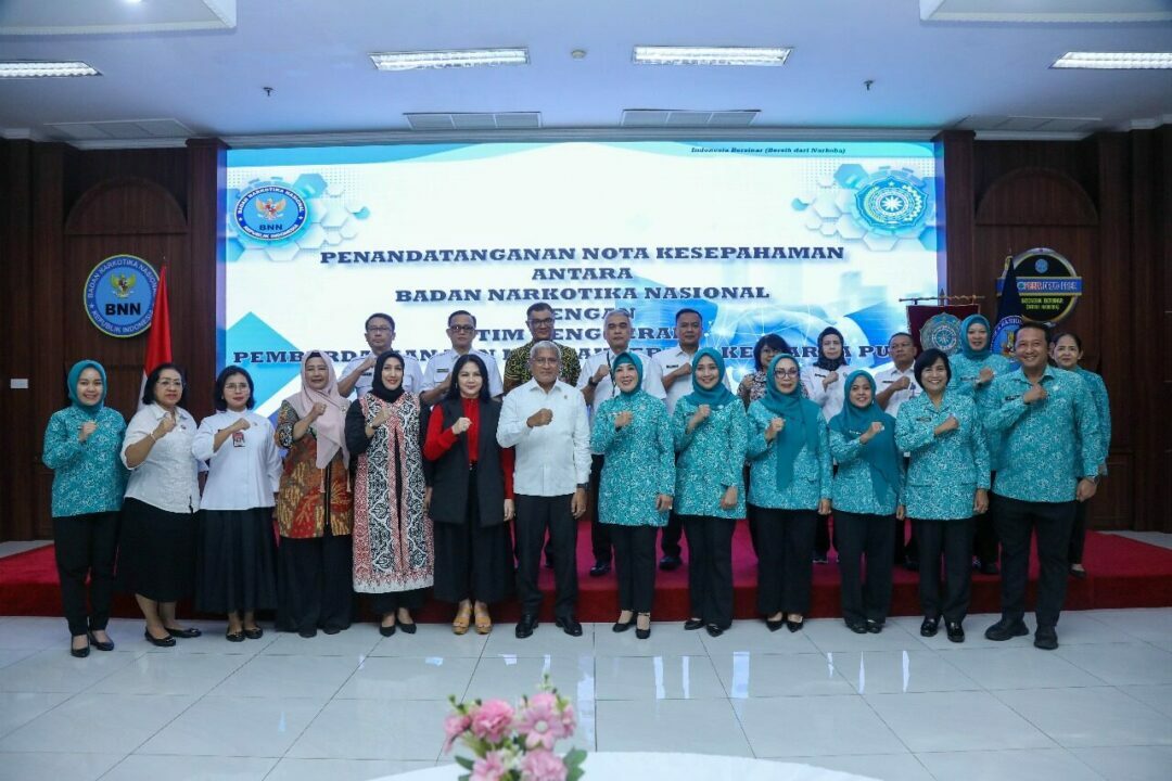 BNN DAN TP PKK PUSAT BERSINERGI MEMBANGUN KELUARGA TANGGUH BERSINAR BNN DAN TP PKK PUSAT BERSINERGI MEMBANGUN KELUARGA TANGGUH BERSINAR